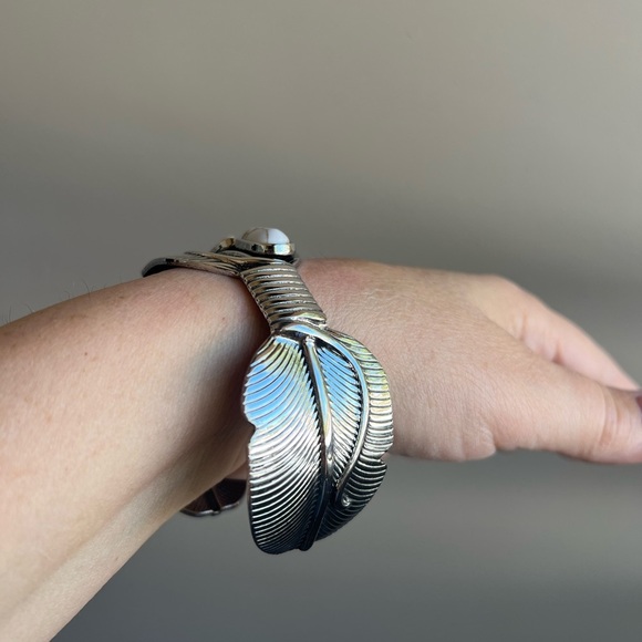 Cuff Bracelet silver tone and cream colored stones, fashion jewelry - Picture 3 of 8